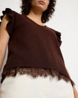 02. 02 blouse maille viscose col v volants dentelle image 3