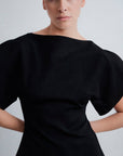 Blouse noire col bateau vue face