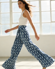 Pantalon flare imprimé bleu en mouvement