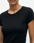 t shirt col rond noir gros plan