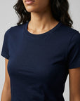 t shirt col rond bleu marine gros plan