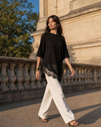 Top noir col rond à dentelle asymétrique