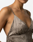 Détail bretelle taupe jacquard