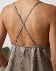Détail dos croisé taupe