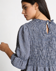 blouse à carreaux bleu foncé détail bouton au dos