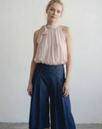 Top sans manches col noué vue entière rose poudré