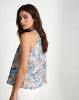 top halter imprimé fleurs porté dos bleu clair