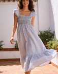 robe midi rayée bleu ciel smocks portée terrasse