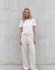 pantalon lin rayé coupe large porté avec t-shirt blanc