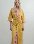 Robe midi croisée satinée jaune à imprimé floral rose, vue de face en pied