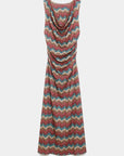 Vue arrière de la robe longue fluide multicolore, soulignant la coupe élégante et les plis.