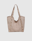Sac shopper clouté élégant – Grand format polyvalent, en suède beige et détails cloutés dorés, idéal pour compléter une tenue.