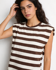détail matière t shirt rayé marron sans manches