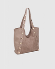Sac shopper clouté élégant – Grand format polyvalent, vue de côté en suède beige, mettant en avant ses caractéristiques cloutées.