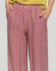 Gros plan sur le pantalon droit taille haute en viscose, soulignant le motif et les poches, caractéristique du pantalon taille haute femme.
