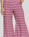Style chic présenté avec le pantalon flare taille haute prune, un must-have pour un look décontracté ou habillé. Le pantalon taille haute allie confort et élégance.