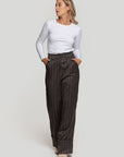 Pantalon large rayé gris brillant pour femme, un choix parfait de pantalon ample femme élégant et moderne.