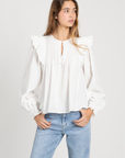 Modèle portant la blouse plumetis coton blanc femme, vue avant, adaptée pour un look à la fois décontracté et chic, blouse femme coton.