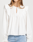 Zoom sur la blouse plumetis coton blanc femme, avec une coupe élégante et des détails raffinés, blouse femme coton.