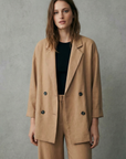 Blazer fluido cruzado extragrande color camel para mujer con botones negros - Elegancia cómoda