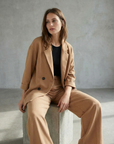 Blazer fluido cruzado extragrande color camel para mujer con botones negros - Elegancia cómoda