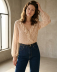 Blouse à volants pois écru avec jean