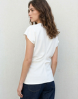 Blouse blanche col V froncée look complet