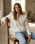 Blouse plumetis coton blanc femme – Manches longues – Style chic