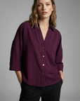 Camisa elegante burdeos con botones dorados para mujer