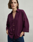 Camisa elegante burdeos con botones dorados para mujer