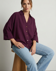 Camisa elegante burdeos con botones dorados para mujer