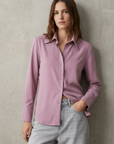 Camisa fluida de cuello puntiagudo lila para mujer: elegante, cómoda y versátil.