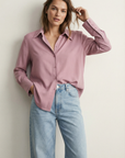 Camisa fluida de cuello puntiagudo lila para mujer: elegante, cómoda y versátil.
