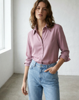Camisa fluida de cuello puntiagudo lila para mujer: elegante, cómoda y versátil.