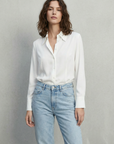 Camisa blanca de mujer con cuello amplio ajustado y pliegues: elegancia y versatilidad para tu armario.