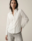 Camisa blanca de mujer con cuello amplio ajustado y pliegues: elegancia y versatilidad para tu armario.