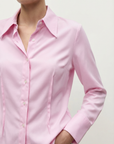 Camisa elegante de manga larga entallada en rosa pastel para mujer con falda midi con abertura
