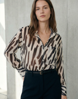 Chemise fluide imprimée zébrée beige et noir