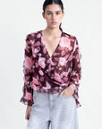 Blusa elegante con volantes y estampado floral para mujer: elegancia y comodidad para todas las ocasiones.