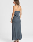 Vue arrière de la robe midi halter fluide en viscose bleu-gris, soulignant sa fluidité et son élégance.