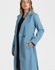 Manteau croisé femme bleu clair, stylé avec une tenue décontractée, élégant pour la saison.