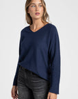 Pull fin col V femme bleu marine, offrant une belle option pour le quotidien avec style.