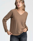 Pull fin col V femme en khaki, soulignant sa matière douce et son allure élégante.