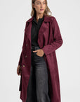Trench femme ceinture en suédine bordeaux, vue sous un autre angle, mettant en avant la taille ajustée.