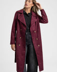 Trench femme ceinture en suédine bordeaux avec manches longues et boutons, parfait pour un look chic et décontracté.