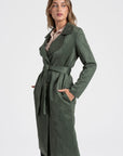 Trench femme ceinture vert élégant, avec une silhouette raffinée et des détails modernes.
