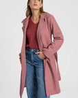 Manteau croisé femme rose, combiné avec un haut décontracté pour un style quotidien.