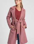 Manteau croisé femme rose, avec un design élégant, idéal pour les occasions spéciales.
