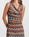 Détail du haut de la robe longue fluide avec des motifs colorés, montrant le tissu extensible et confortable.