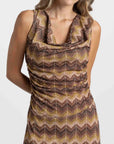 Détail de la robe longue fluide montrant le haut drapé avec un motif zigzag marron, idéal pour un look élégant et confortable.